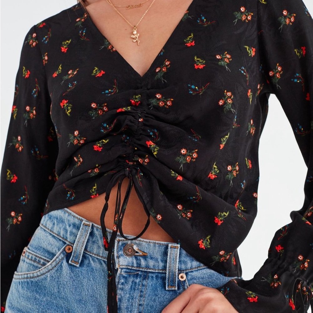 🌹 Urban Outfitters Deep V Cinched Ruffle Top